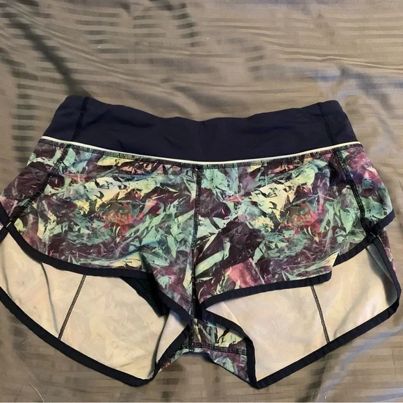 Lululemon Speed Up Shorts - Picture 3 of 6